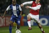 Paulo Assuncao z Porta (vlevo) v souboji s hráčem Arsenalu Fredrikem Ljungbergem.