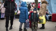 Západoukrajinský Lvov je nejčastější přestupní stanicí ukrajinských uprchlíků při cestě do zemí EU, které jim otevřely své hranice.