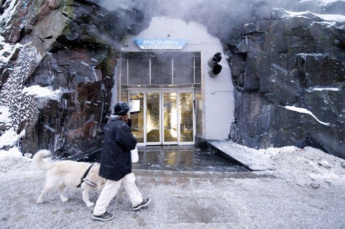 Podzemní Bahnhof Data Center ve Stockholmu ve Švédsku. Zařízení využívá bývalý jaderný bunkr pro bezpečné a ekologické datové služby s unikátním sci-fi designem.