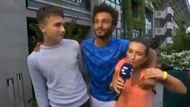 Tenista Maxime Hamou si po porážce na Roland Garros pokusil spravit náladu při rozhovoru s reportérkou a snažil se ji několikrát políbit. Organizátoři pro jeho nepatřičné chování neměli pochopení a 21letý Francouz přišel o akreditaci.