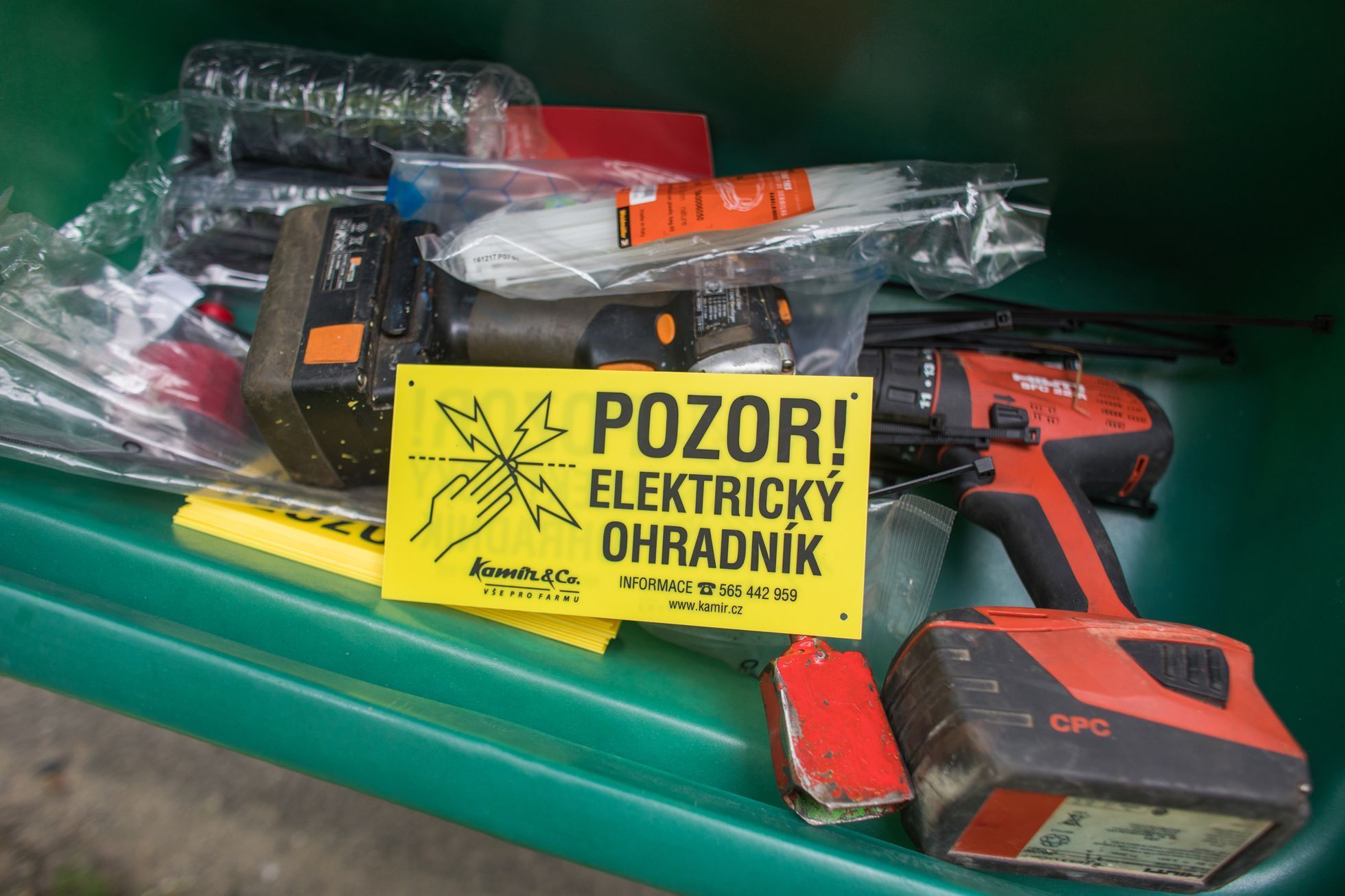 Stavba elektrických ohradníků ve Zlínském kraji kvůli africkému moru divokých prasat.