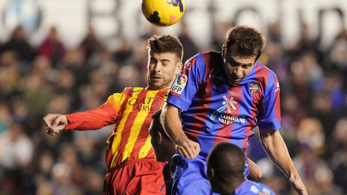 Gerard Piqué dal jediný gól Barcelony v utkání s Levante.