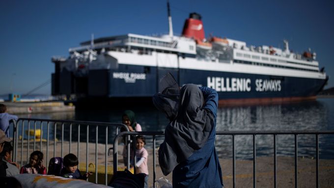 Na přeplněné tábory na řeckých ostrovech v Egejském moři upozorňují nevládní organizace už dlouhé měsíce.