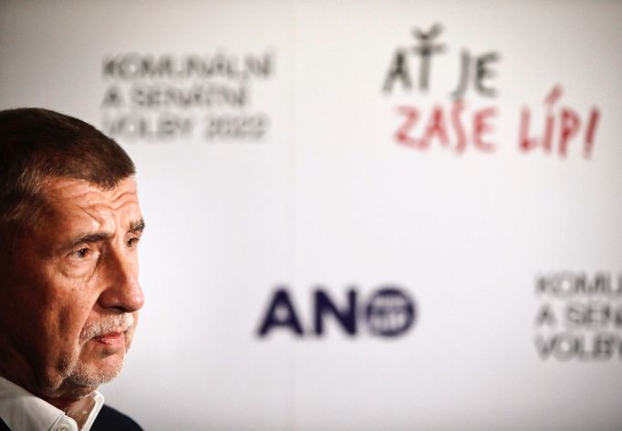 Expremiér Andrej Babiš ve štábu hnutí ANO v Praze při komunálních volbách v roce 2022.