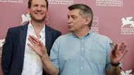 Známý ruský festivalový režisér Alexander Sokurov přikoval diváky i publicisty německy mluvenou, temnou a brutální adaptací Fausta, ve které nechybí vyrvávání srdce z těla nebo scéna vyprázdnění střev v kostele. Anton Adasinsky v roli Mefista zaujal novináře tak, že jeden z titulků zněl: Po Zlatém lvu sahá ďábel.