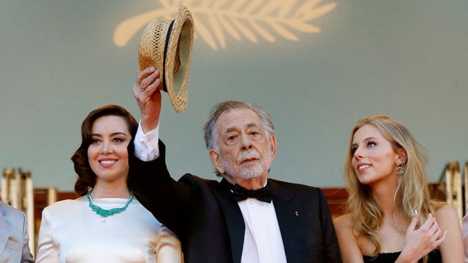 Na snímku ze světové premiéry snímku Megalopolis v Cannes jsou herečka Aubrey Plaza, režisér Francis Ford Coppola a jeho vnučka Romy Mars Croquet.