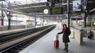 A passenger waits on an empty platform at the Thalys high-speed train terminal at Brussels Midi/Zuid rail station during an European strike November 14, 2012. Millions of workers joined strikes across southern Europe on Wednesday to protest against spending cuts and tax hikes that trade unions say have brought misery and deepened the region's economic crisis. REUTERS/Yves Herman (BELGIUM - Tags: POLITICS CIVIL UNREST BUSINESS EMPLOYMENT TRANSPORT TPX IMAGES OF THE DAY) Published: Lis. 14, 2012, 10:29 dop.