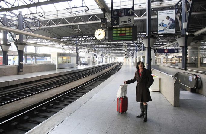 A passenger waits on an empty platform at the Thalys high-speed train terminal at Brussels Midi/Zuid rail station during an European strike November 14, 2012. Millions of workers joined strikes across southern Europe on Wednesday to protest against spending cuts and tax hikes that trade unions say have brought misery and deepened the region's economic crisis. REUTERS/Yves Herman (BELGIUM - Tags: POLITICS CIVIL UNREST BUSINESS EMPLOYMENT TRANSPORT TPX IMAGES OF THE DAY) Published: Lis. 14, 2012, 10:29 dop.