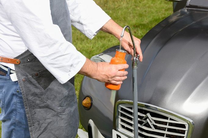 Vůz Citroën 2CV (lidově řečeno "kachna") předělaný na pojízdnou kuchyňi.