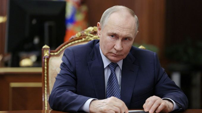 Putin se na videu z loňského prosince zamotal do historky. "Možná je to kvalitou spermatu," řekl