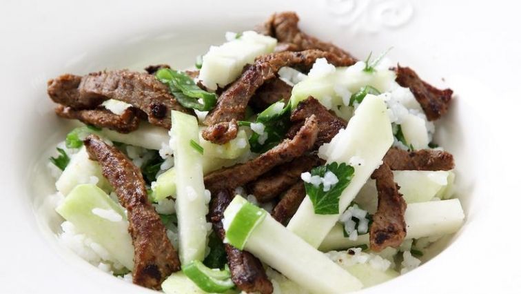 kedlubna hovezi salat, zena