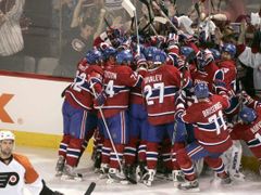 Montrealští hokejisté se radují z výhry v prodloužení. Zcela vpravo nahoře obránce Roman Hamrlík.