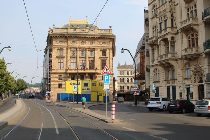 Na obsazenost parkovacích míst v okolní zóně by měla upozorňovat informační tabule.