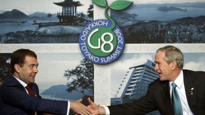 MEdveděv a Bush se setkali na summitu G8 v Japonsku.