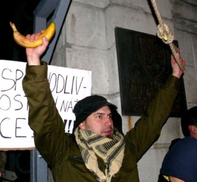 Demonstranti se Bratislavě střetli s policií 11