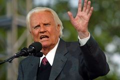 Zemřel známý kazatel Billy Graham, který radil americkým prezidentům. Bylo mu 99 let