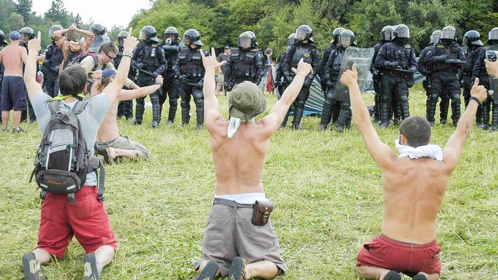 Tenkrát na CzechTeku: brutální policejní zásah. Účastníků se zastali Havel i Klaus; Zdroj foto: Richard Beneš / CNC / Profimedia