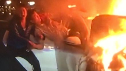 Čínský hrdina vytáhl pasažéry z hořícího auta. Svědek hrdinství natočil na mobil