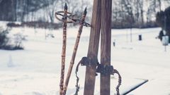 staré lyže a hůlky ilustrační foto