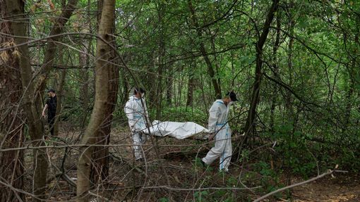 U města Buča vyšetřovatelé našli další masový hrob.
