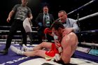 Video: Brutální k.o. Povětkin ukončil zápas s Pricem v pátém kole a do ringu spěchali lékaři