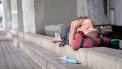 Bezdomovec spí pod mostem
