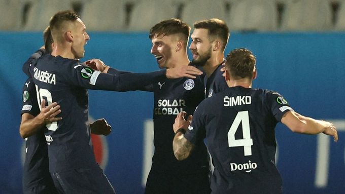 Fotbalisté Slovácka se radují z vyrovnávacího gólu v Bělehradě proti Partizanu