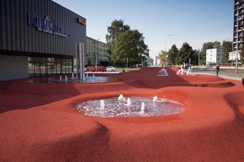 Měsíční krajina před ostravským kinem Luna