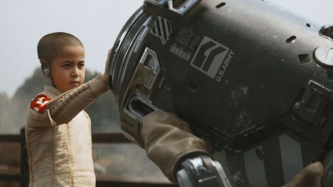 Ve filmu bývalý agent speciálních jednotek zjistí, že zbraň, která může zničit svět, je umělá inteligence v podobě dítěte (na snímku). Hraje ho Madeleine Yuna Voyles.