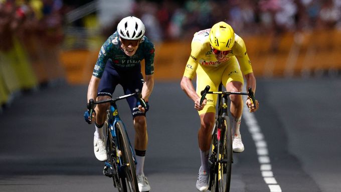 Jonas Vingegaard a Tadej Pogačar finišují v 11. etapě Tour de France 2024.