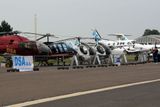 Na pražské vojenské letiště do Kbel se slétly desítky vrtulníků i křídlatých leteckých aparátů.