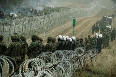 Polské hlídky zadržely v noci další skupinky migrantů, hranici chtělo přejít 150 lidí