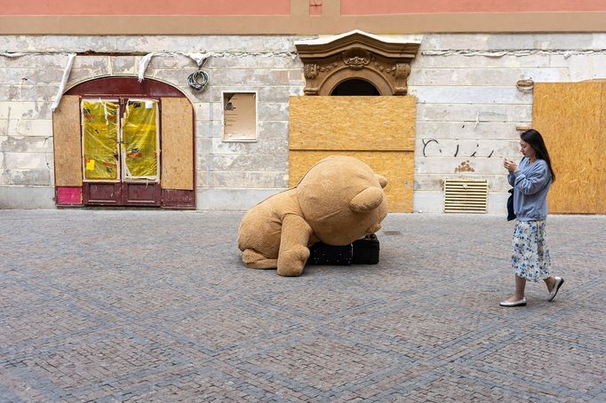 Praha chce zakázat obří masky medvědů, pand a goril