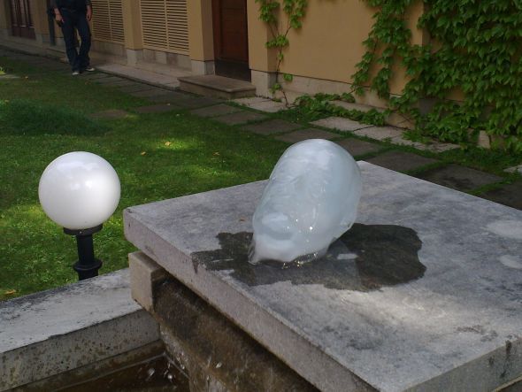 Hlava Václava Klause z ledu