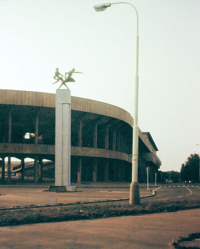 Prostranství před Strahovským stadionem v Praze. Rok 1980