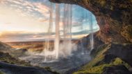 Západ slunce pod vodopádem Seljalandsfoss, Island