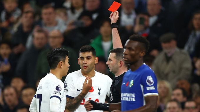 Rozhodčí Michael Oliver ukazuje v utkání s Chelsea červenou kartu Cristianu Romerovi z Tottenhamu (uprostřed)