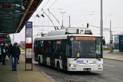 První pražský trolejbus už jezdí celou trasu. Zatím s půjčeným vozem a jen o víkendu