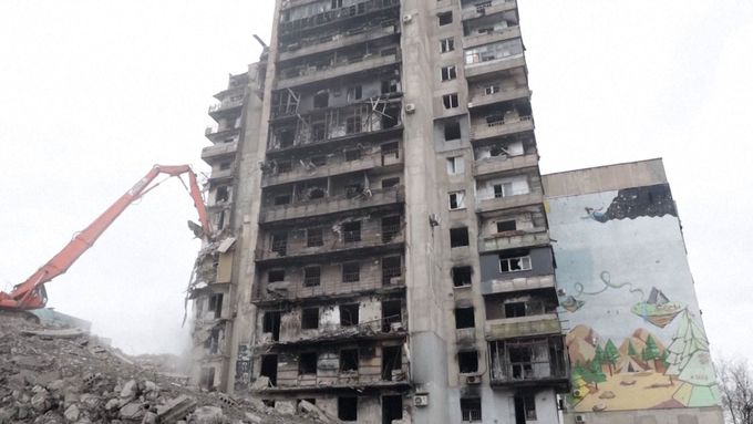 Záběry ukazují, jak invazní síly v Mariupolu pokračují rychlým tempem ve výstavbě nových budov.