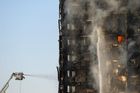 Foto: Z hořící budovy v Londýně padají trosky. Na 200 hasičů krotí největší oheň za téměř 30 let