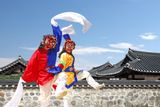 Korejský tanec s maskami Talchum byl taktéž přidán na seznam nehmotného dědictví UNESCO (na ilustračním snímku tanec s maskami Bongsan).
Talchum je scénické umění, které se skládá z tance, hudby a divadla. Soubor šesti až deseti hudebníků doprovází maskované umělce, kteří humornou formou zkoumají společenská témata prostřednictvím dramatických kombinací písní, tance, pohybu a dialogů. Diváci hrají zásadní roli a přispívají k inscenaci svým povzbuzováním a pokřikováním. Kromě toho, že talchum slouží jako nástroj pro společenskou kritiku, může také propagovat a posilovat místní kulturní identitu prostřednictvím místních dialektů a lidových písní.