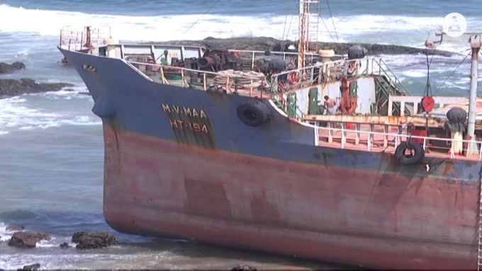 Nákladní loď MV Maa ztratila v Bengálském zálivu obě kotvy a minulý týden najela poblíž východoindického města Višákhapatnam na pláž.