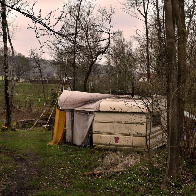 Snímky obytných přívěsů, odložených a opuštěných kdesi v krajině tak, jak je zachytil svým objektivem fotograf Václav Němec ve svém stále probíhajícím cyklu "Trailer".