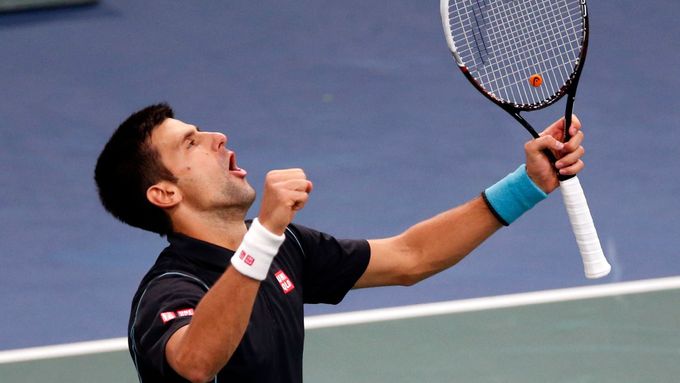 Novak Djokovič se raduje z triumfu na turnaji Masters v Paříži, a uchoval si tak šanci stát se na konci sezony světovou jedničkou.