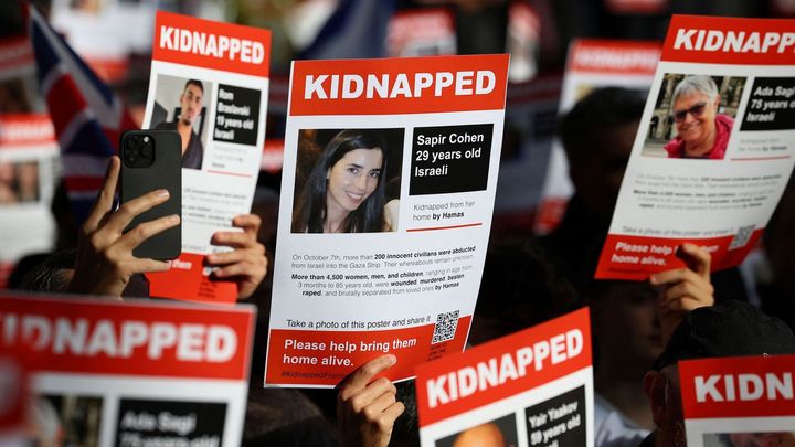 Kfir, Jaffa, Širi, Šaron a další. Novináři identifikovali přes 200 rukojmích v Gaze