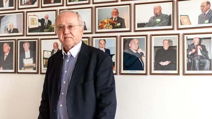 Předseda Českého svazu pivovarů a sladoven František Šámal před galerií osobností tuzemského pivovarnictví.