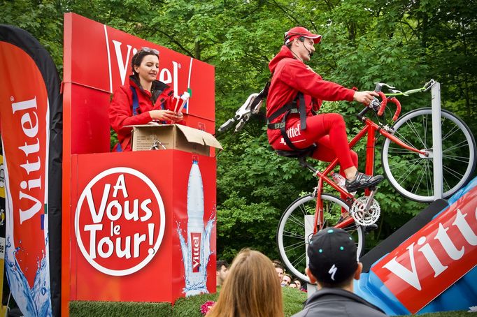 Reklamní karavana Tour de France baví lidi už od roku 1930