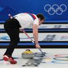 Tomáš Paul v zápase smíšených dvojic v curlingu Česko - Norsko na ZOH 2022