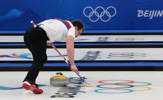 Tomáš Paul v zápase smíšených dvojic v curlingu Česko - Norsko na ZOH 2022