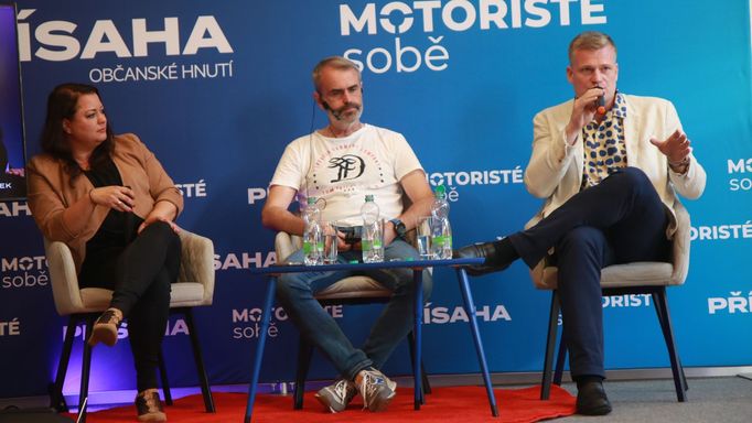 Na předvolební debatě v Litvínově měl hlavní slovo lídr kandidátky Přísahy a Motoristé sobě Filip Turek